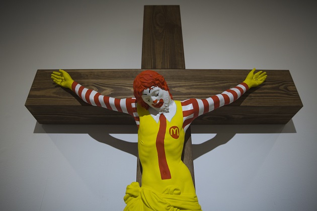 マクドナルドの「ドナルド」が十字架に イスラエルのキリスト教徒が