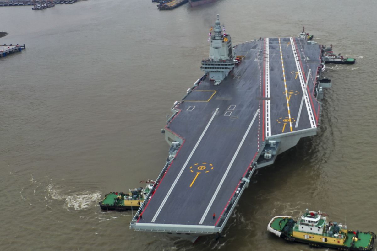 中国新型空母「福建」、米アナリストらの見方は？ 米空母と比較すると
